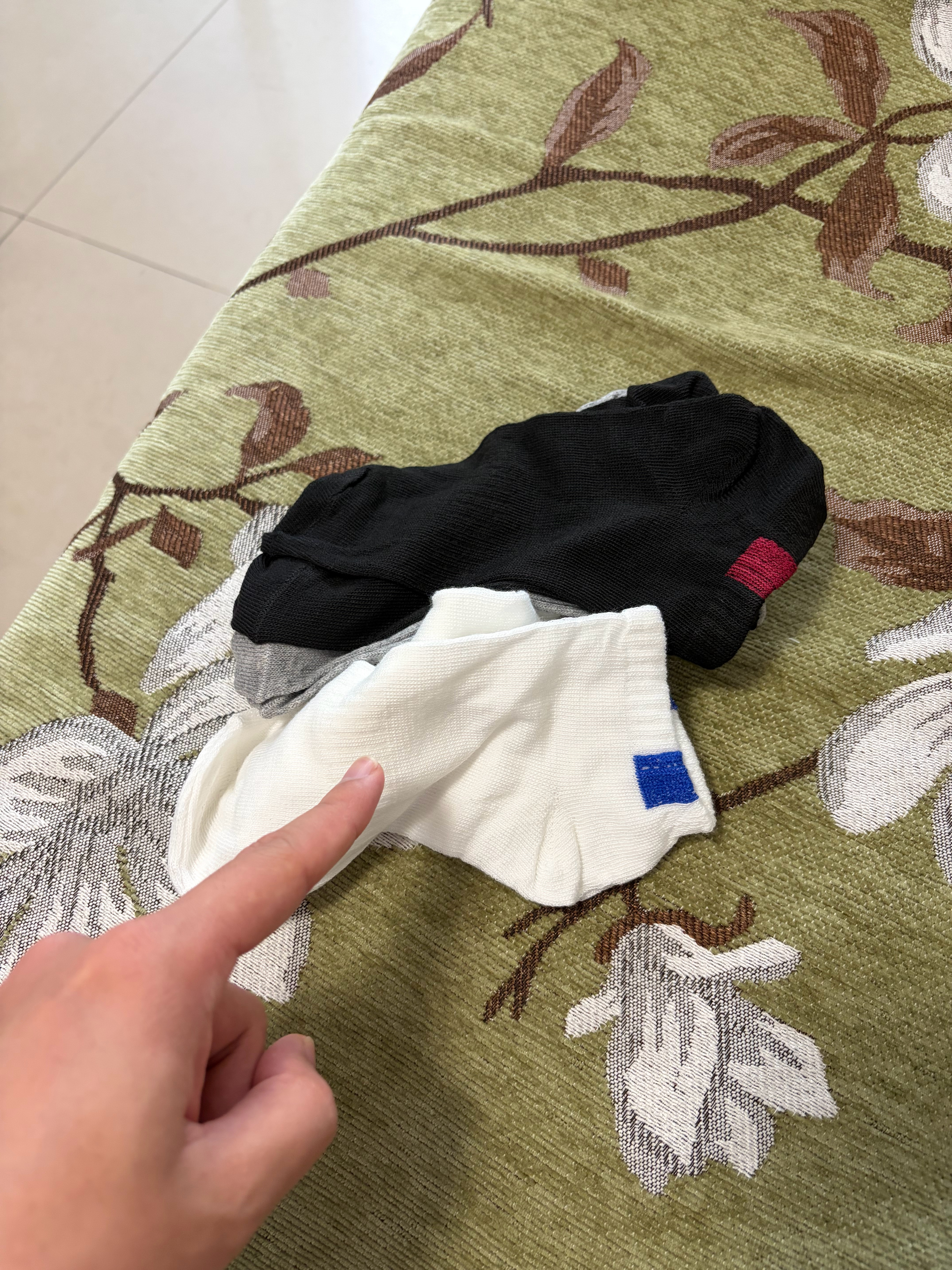 几块钱买的袜子就像二手的一样，这质量一言难尽。