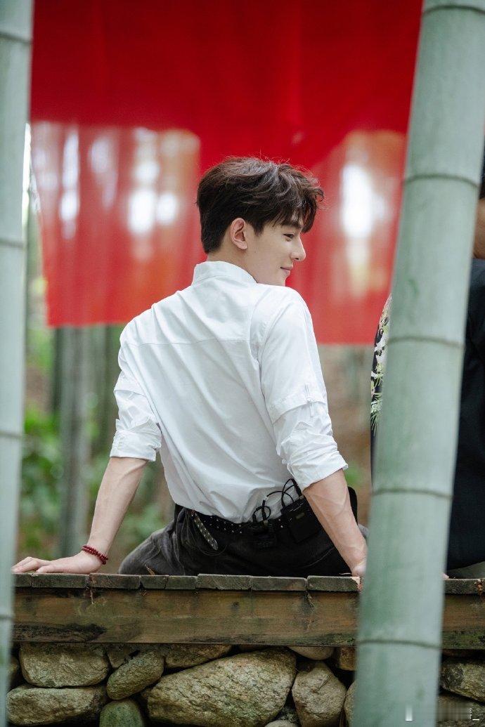 #夏之光徒手劈砖装了个小的#看来夏之光真是个活跃气氛的高手呢，不过徒手劈砖这种高