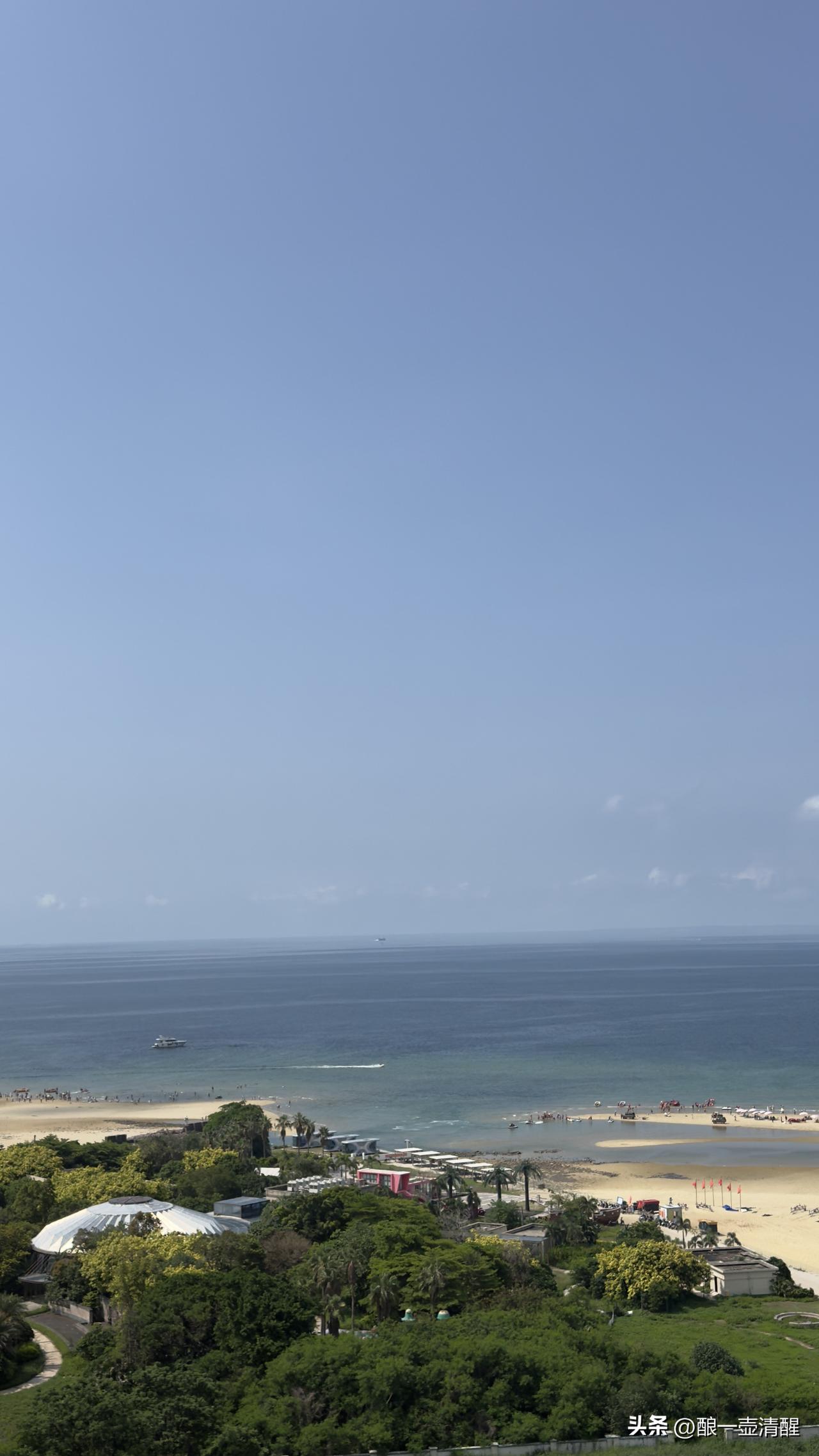 今天北海的海水格外清澈，让我想到了涠洲岛的“玻璃海”。这几天那里就呈现出了这种绝
