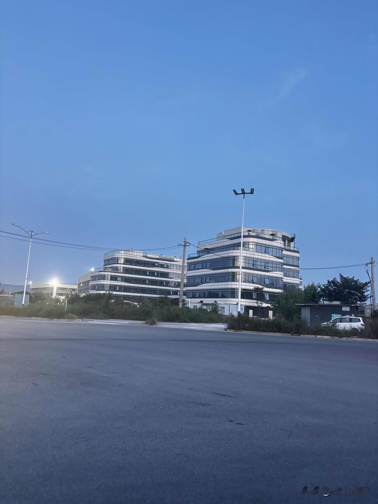 西安灞桥滨河学校对面这楼，是什么项目，医院吗还是商业楼？这地方看着泽比较偏僻。