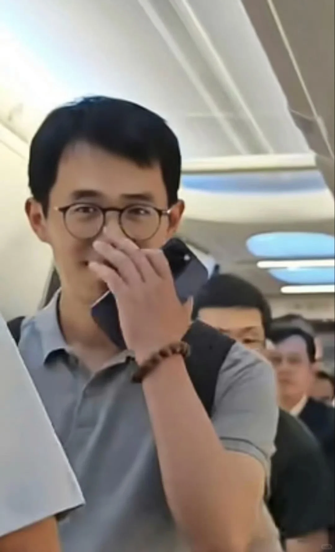 关于王腾在机场被拍到使用苹果14Pro一事本人已经回复了，用其他公司手机很正常，...