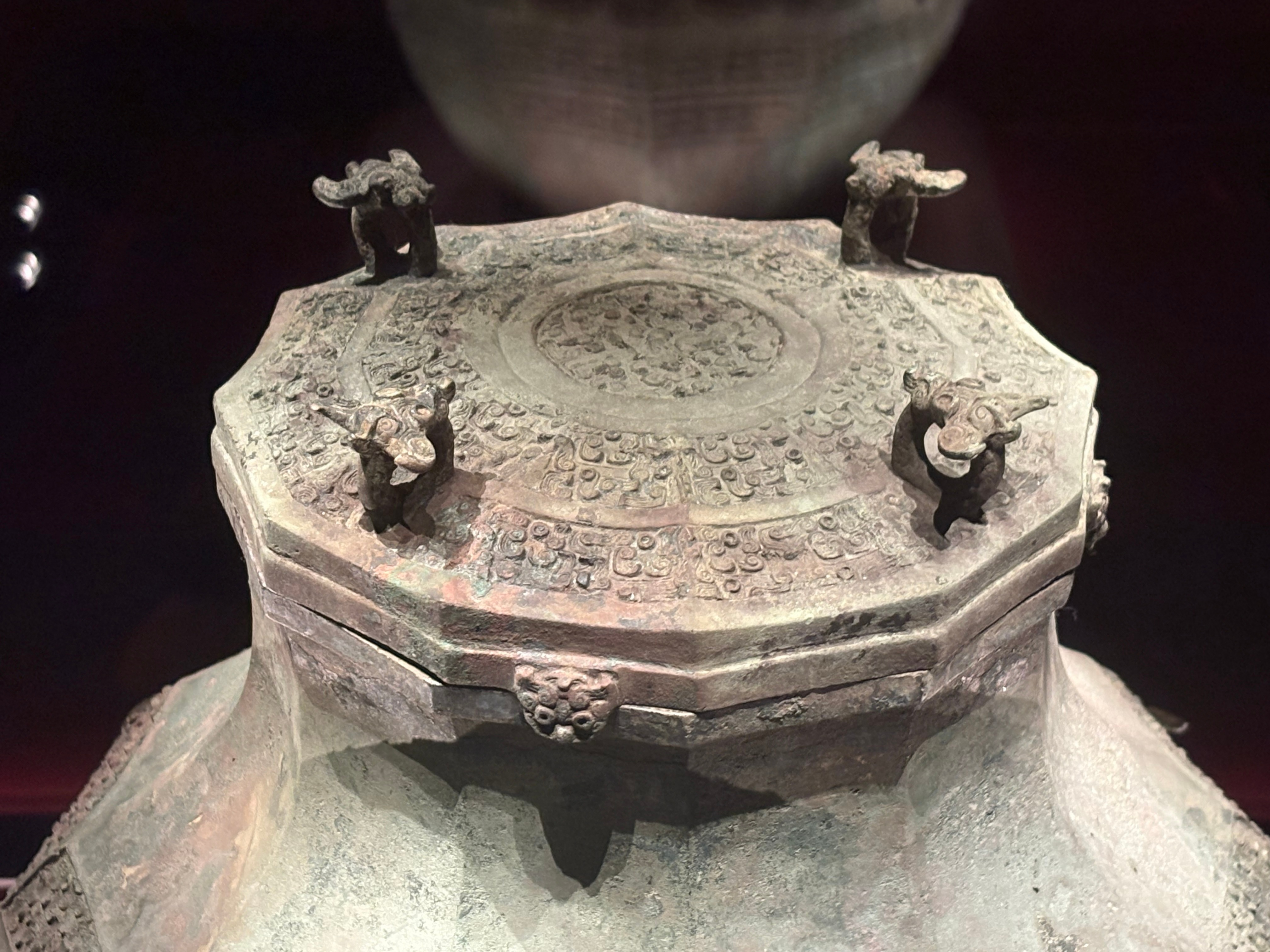 每天一件青铜器 江西南昌海昏侯墓遗址博物馆藏收藏的战国:十二面蟠螭纹缶. 这件楚