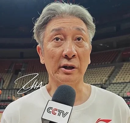 CBA季后赛半决赛G4，深圳男篮主场迎战广厦男篮，目前深圳大比分1-2落后。据深