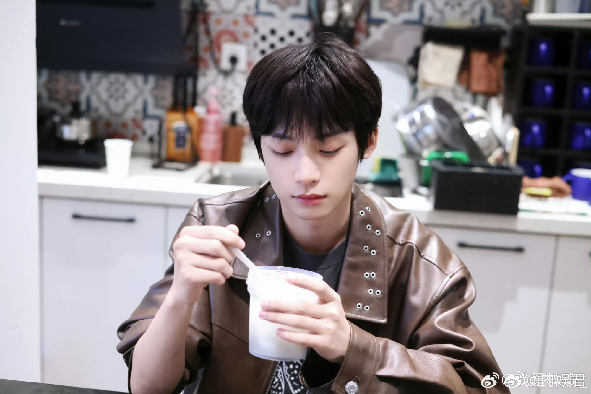 梓渝元宵节吃汤圆 所有人一定要点开第六张的live图，这个小梓渝元宵节发福利了！