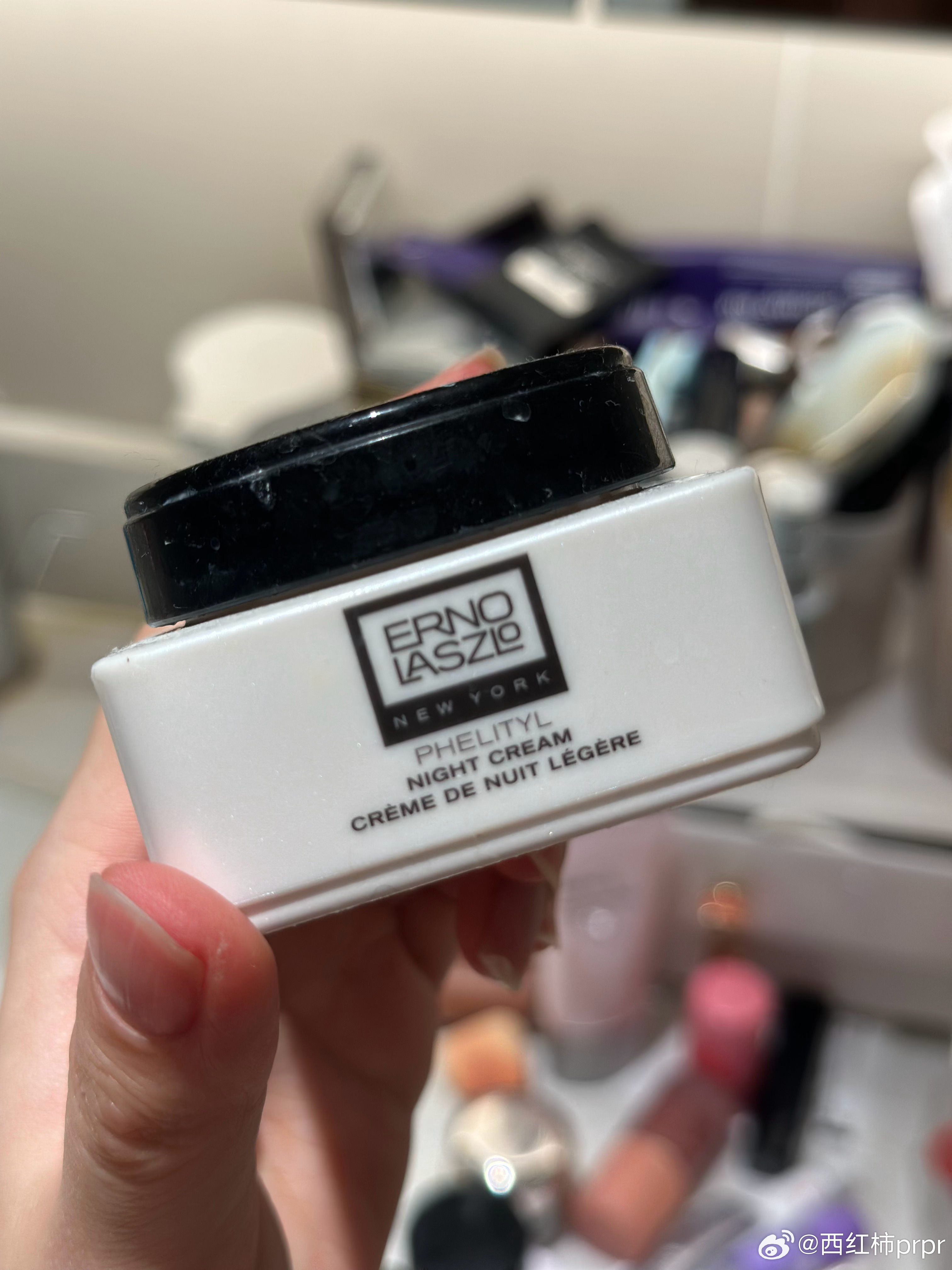 ktt买的奥伦纳素豆腐霜，拔草了，质地很厚重，不好推开，味道也不好闻，夏天用太闷