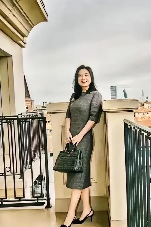 闹不懂，贾玲这个大才女究竟是哪一方面让她爆火呢？是早年的说相声，还是演小品，上春