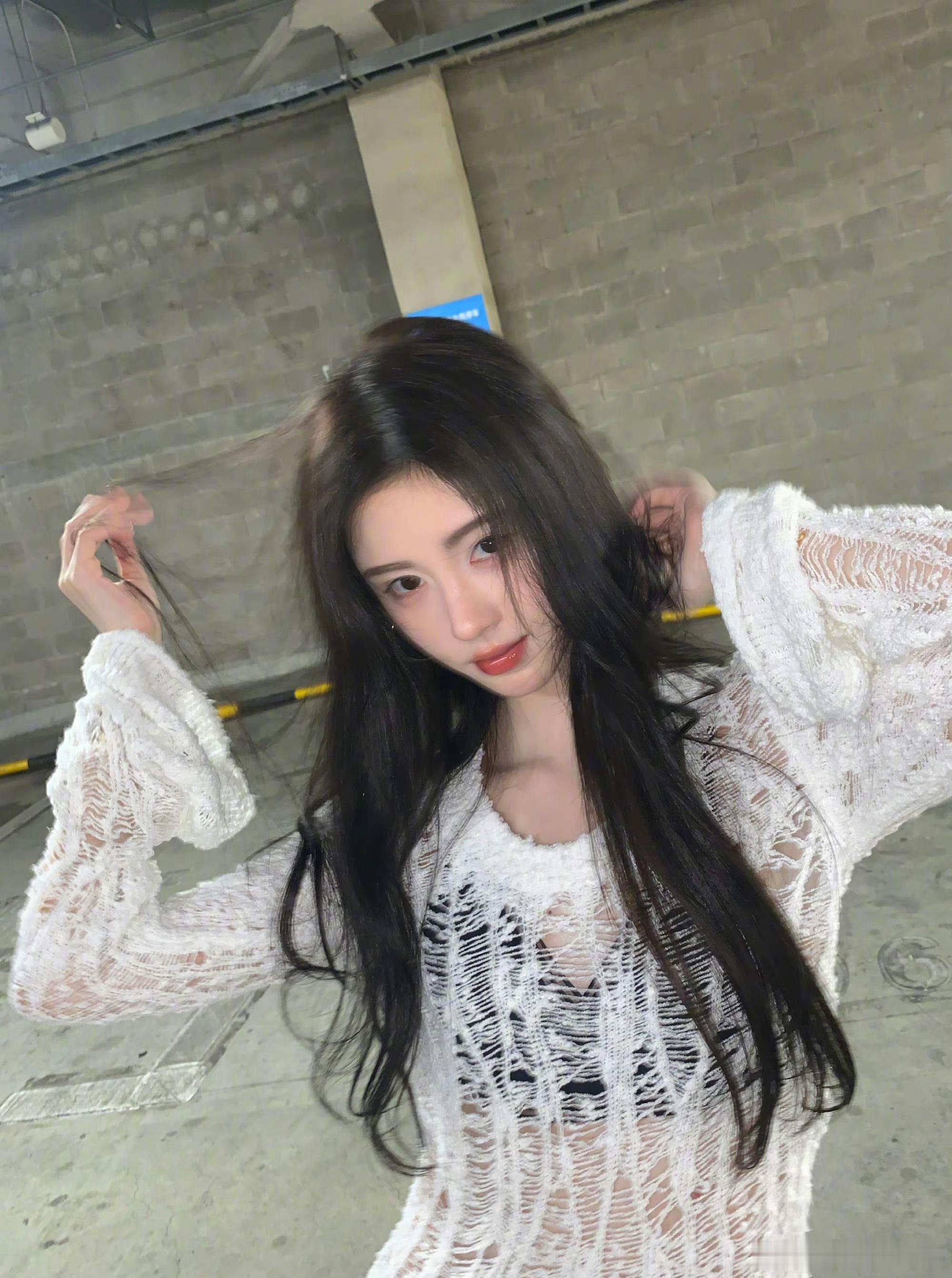 鞠婧祎  jjy鞠婧祎姜黎非 jjy鞠婧祎苏绿夏 相册里存着无数张照片，你总是主