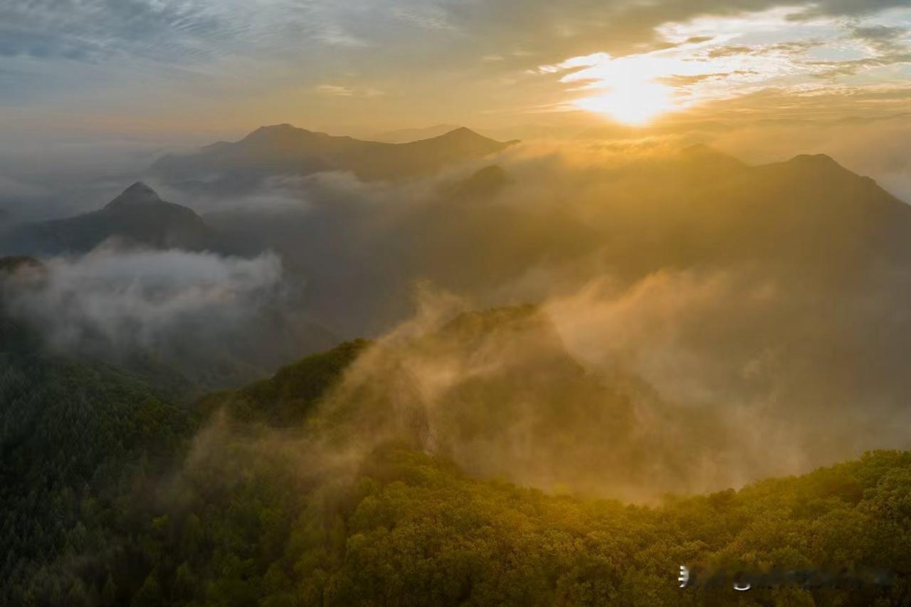 外出旅行，阴雨不断，眼前一片迷茫。这个时候，请您不必沮丧和懊悔，换一种思维，换一