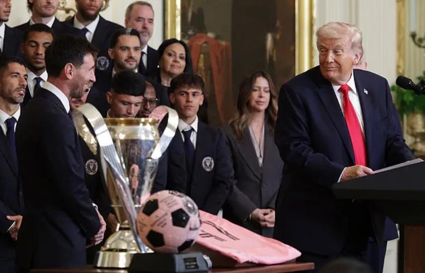 特朗普神操作！当众聊轰炸德黑兰+当面提C罗 梅西脚趾抠地全网爆火