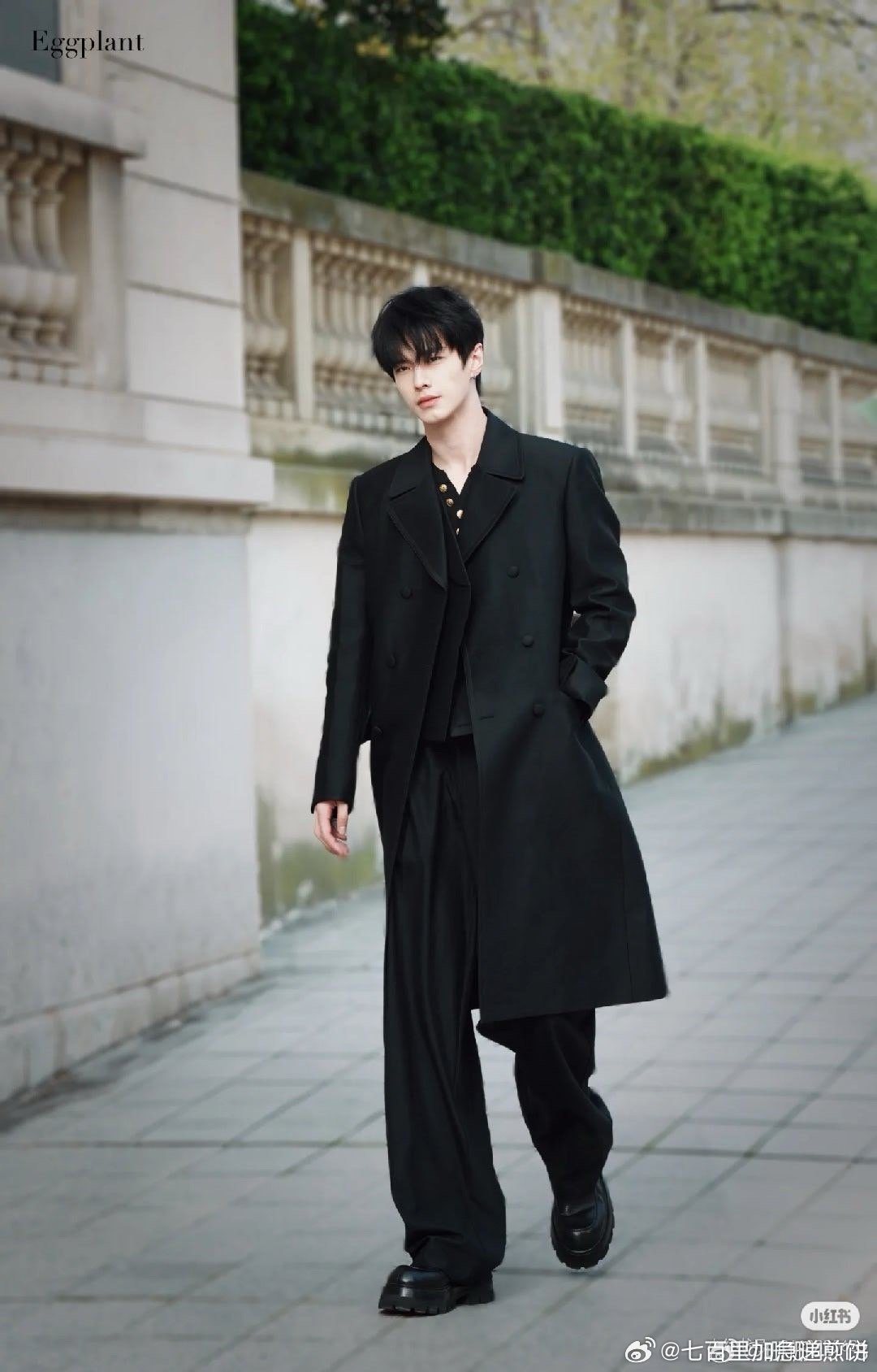 何与今天巴黎街拍，all black的酷感 