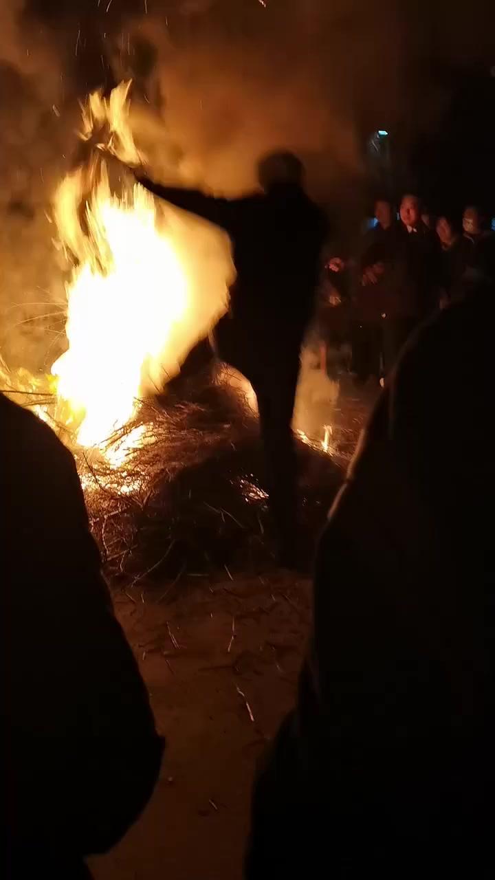 正月里的甘肃，有个特别的习俗——以火净身迎接新年。这仪式感，是老辈传下来的祝福。