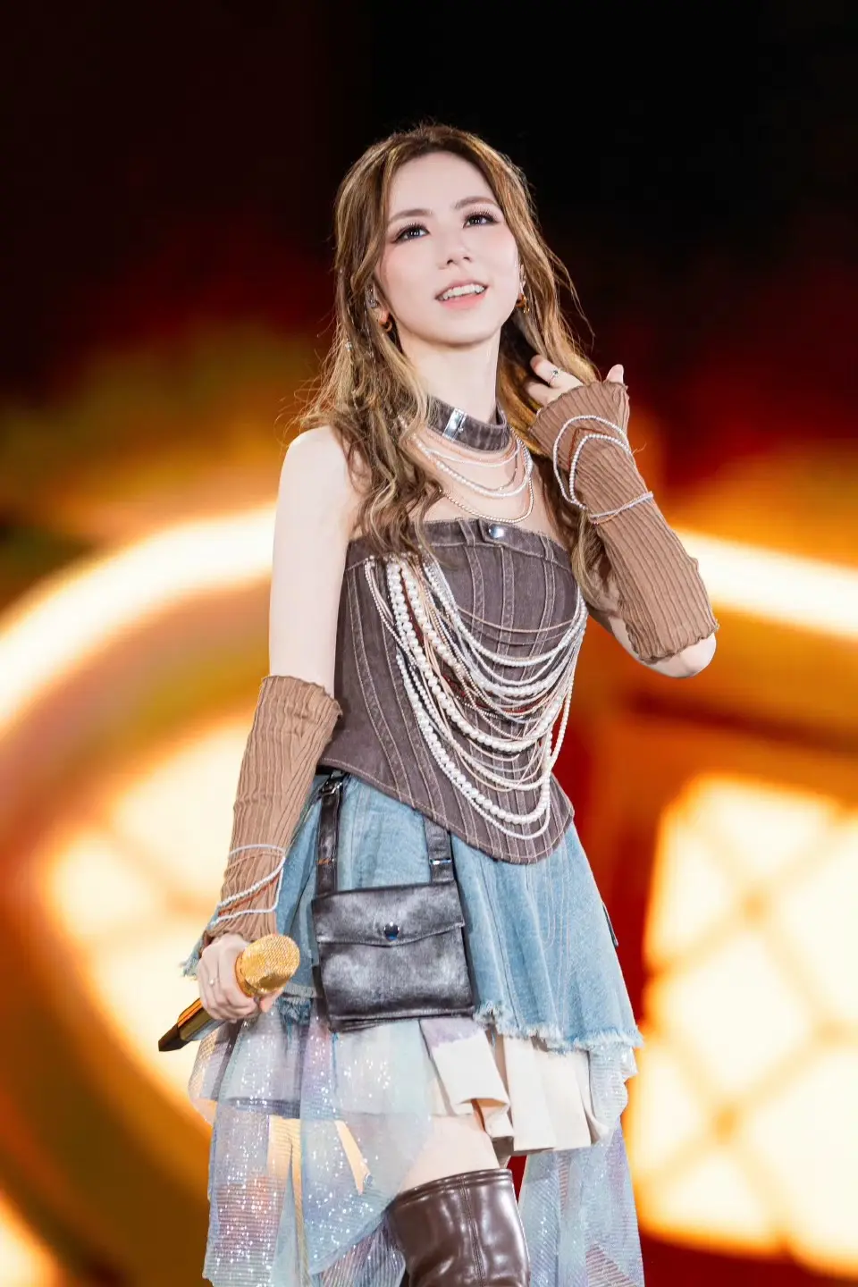 解衣服上的小背包好萌 是用来装薄荷味巧克力嘛哈哈哈哈邓紫棋温州演唱会