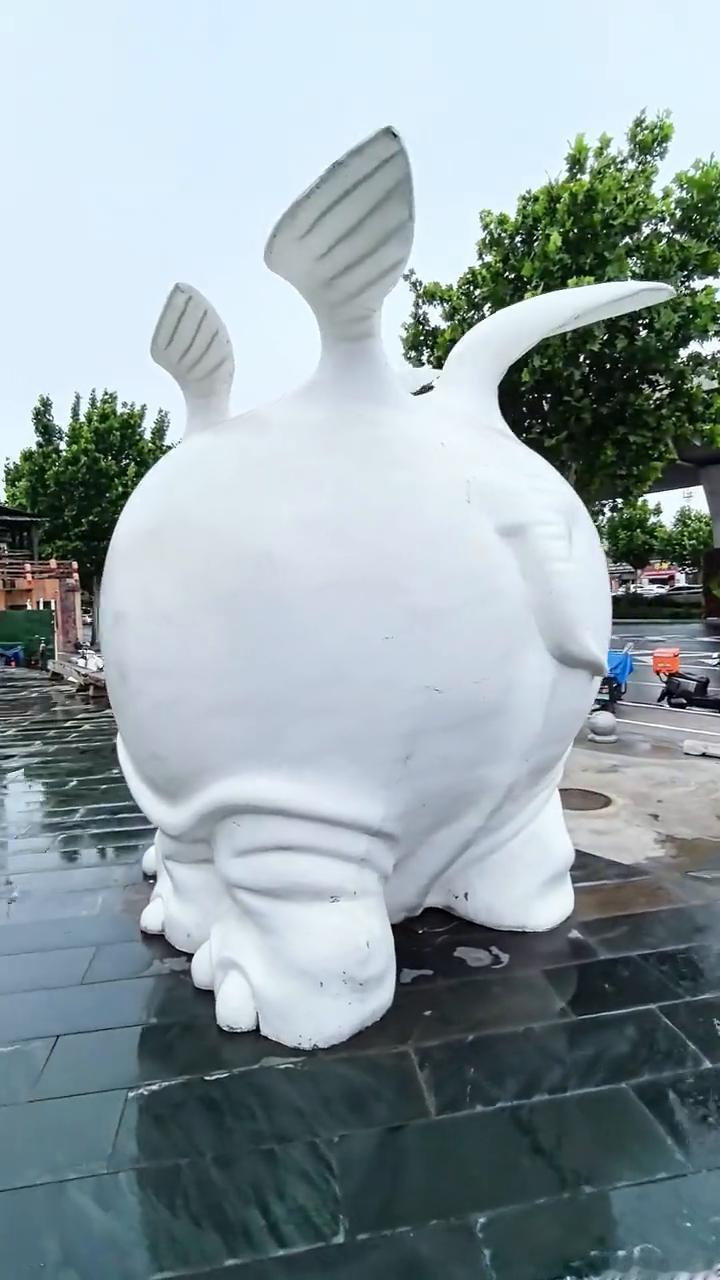 神话故事雕塑浑沌。
位于郑州记忆1952门前雕塑，看了都让人长见识。