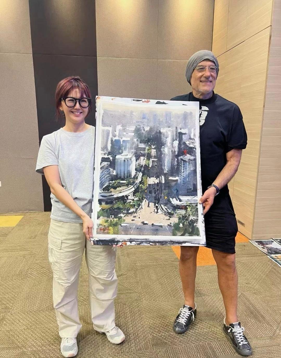 孙燕姿近照，又矮又胖，毫无星味，现在的她彻底沦为普通大妈，天天围着老公孩子转！其
