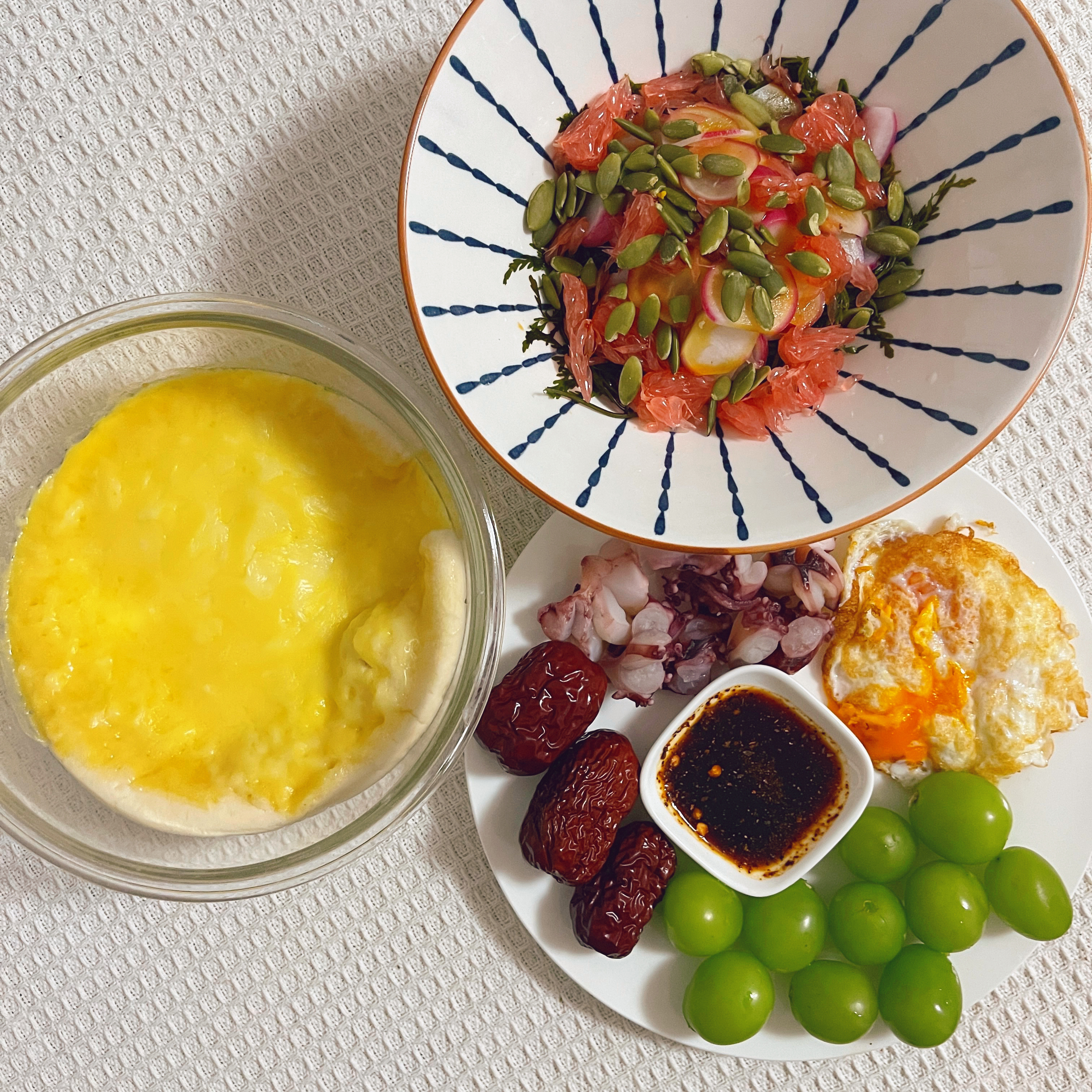 晚餐芝士榴莲披萨 煎蛋 鱿鱼须红柚南瓜子萝卜拌鞭炮笋 红枣 葡萄 