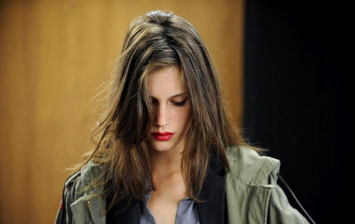 你第一次发现爱情是骗局，是什么时候？
不是分手那天。
是初夜之后，你看着天花板，