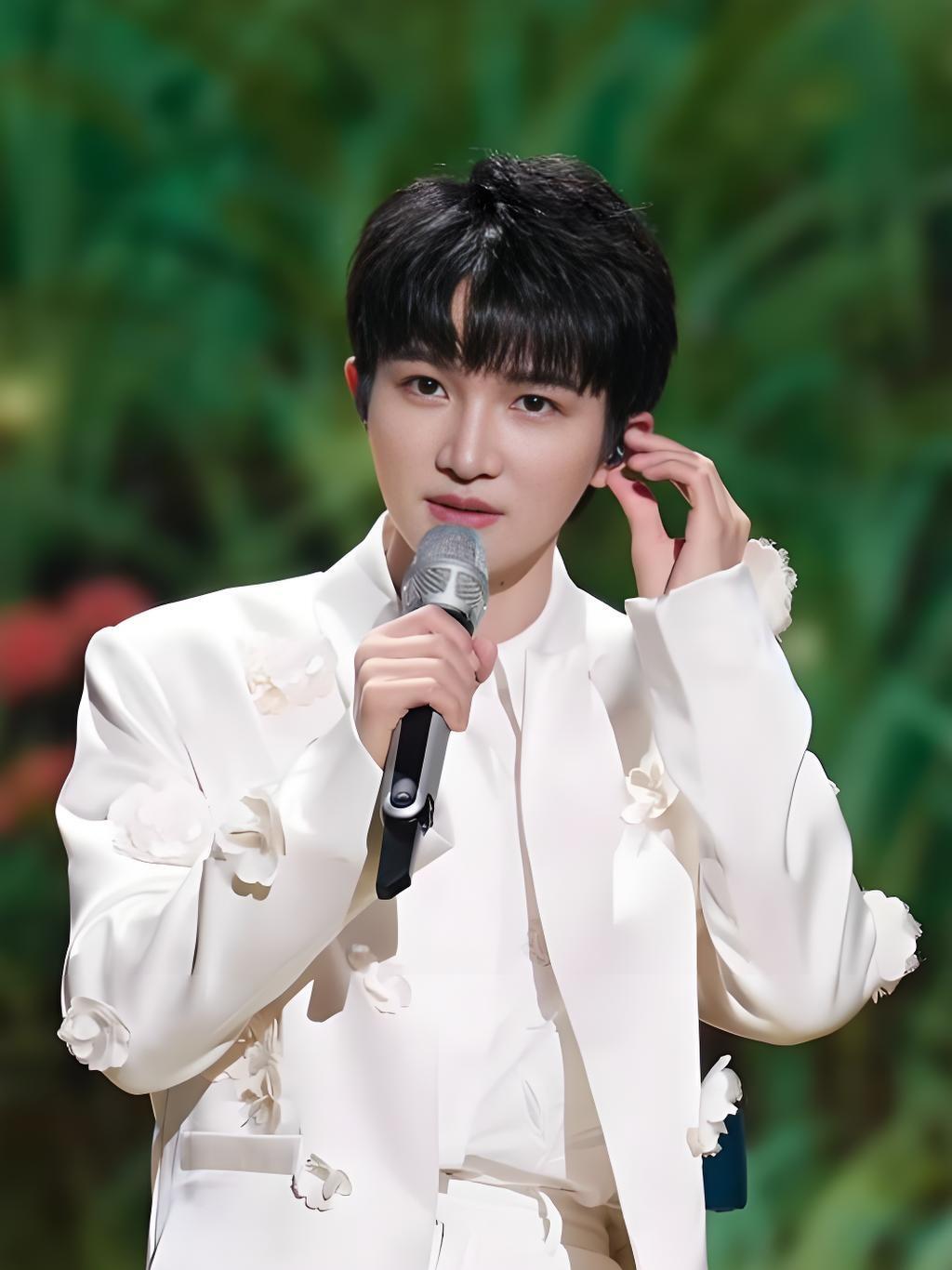 周深跨年主理人周深在舞台上是唱功封神的实力唱将，舞台下是幽默可爱的反差萌神，这样