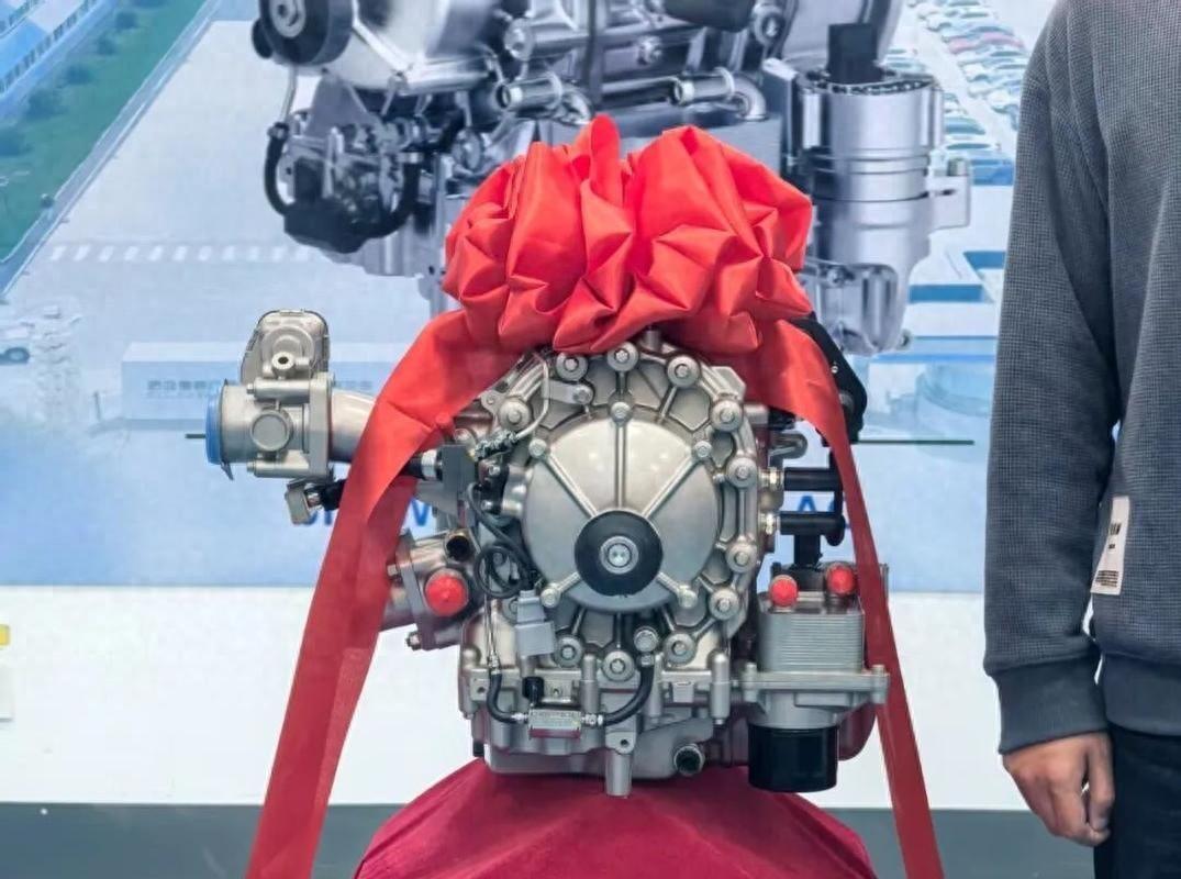 哈尔滨一台转子发动机点火成功，从立项到出样机只用了8个月。西方用几十年砌起来的技