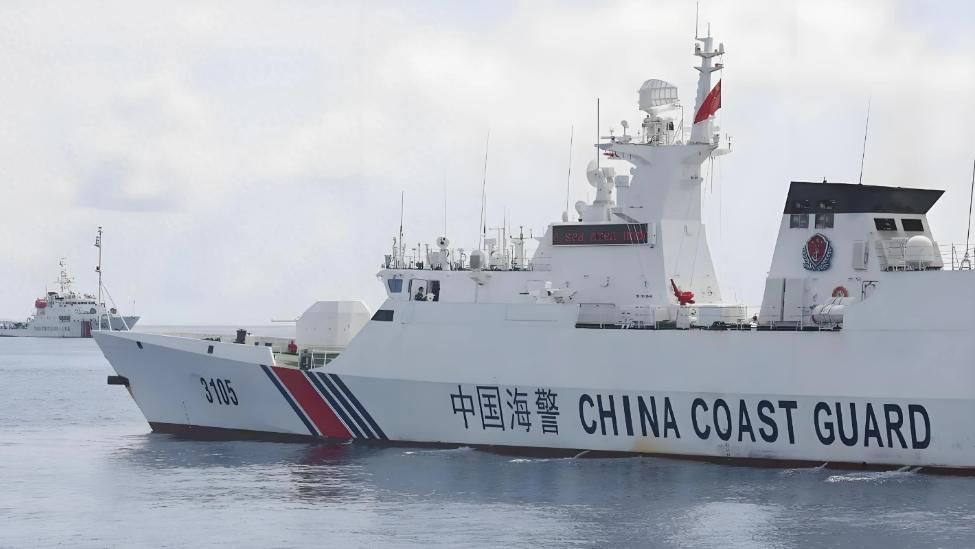 10月8日，菲律宾海警4409号船开到仁爱礁附近海域，转运非法“坐滩”船只的1名