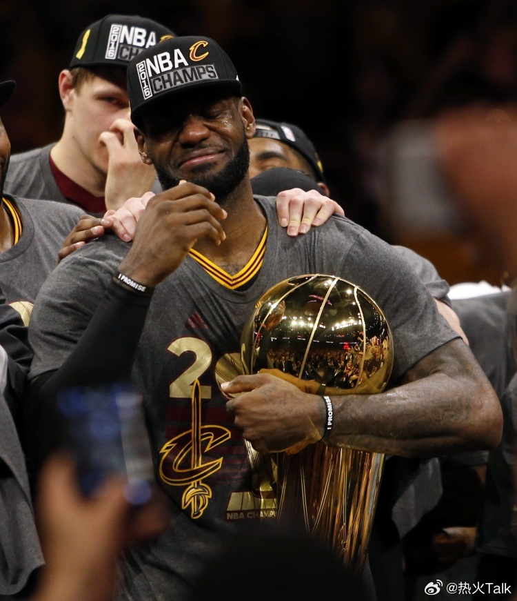 詹姆斯被问到在热火的生涯首冠还是在骑士夺冠更让他有如释重负的感觉：“赢得首冠更让