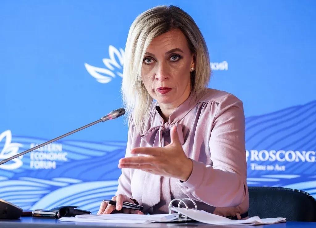 小丑就是小丑，泽连斯基穿的一件黑色T恤上赫然印有“make russia sma