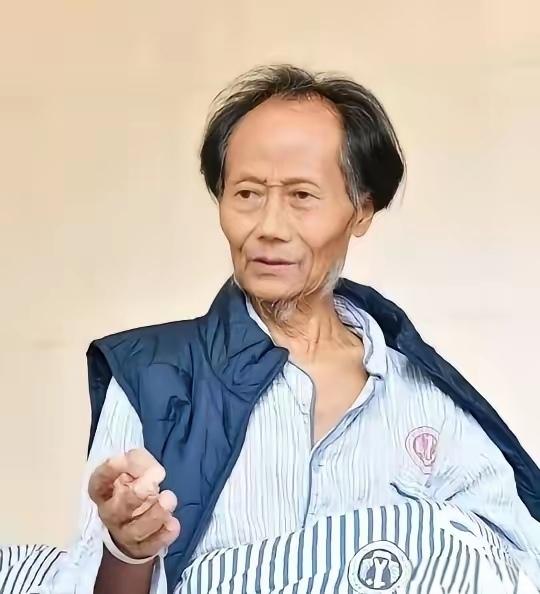 1998年，大学教授何家庆来到深山调研，由于过于饥饿，于是就向村民讨吃的，不料，