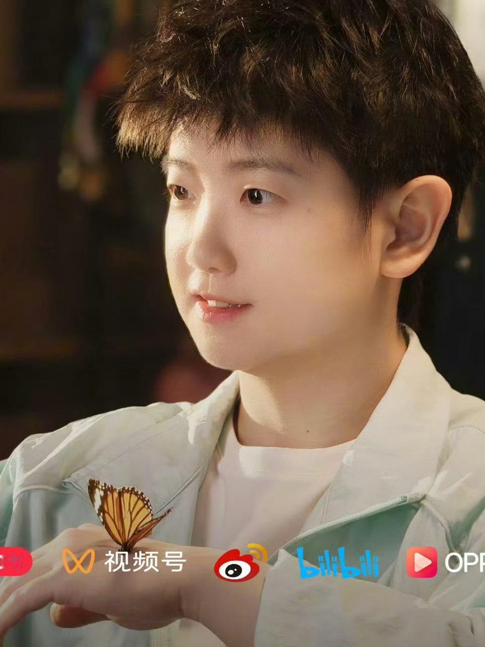 明眸皓齿孙颖莎"是球迷对国乒选手孙颖莎的赞美，精准形容了她明亮的眼睛、洁白的牙齿