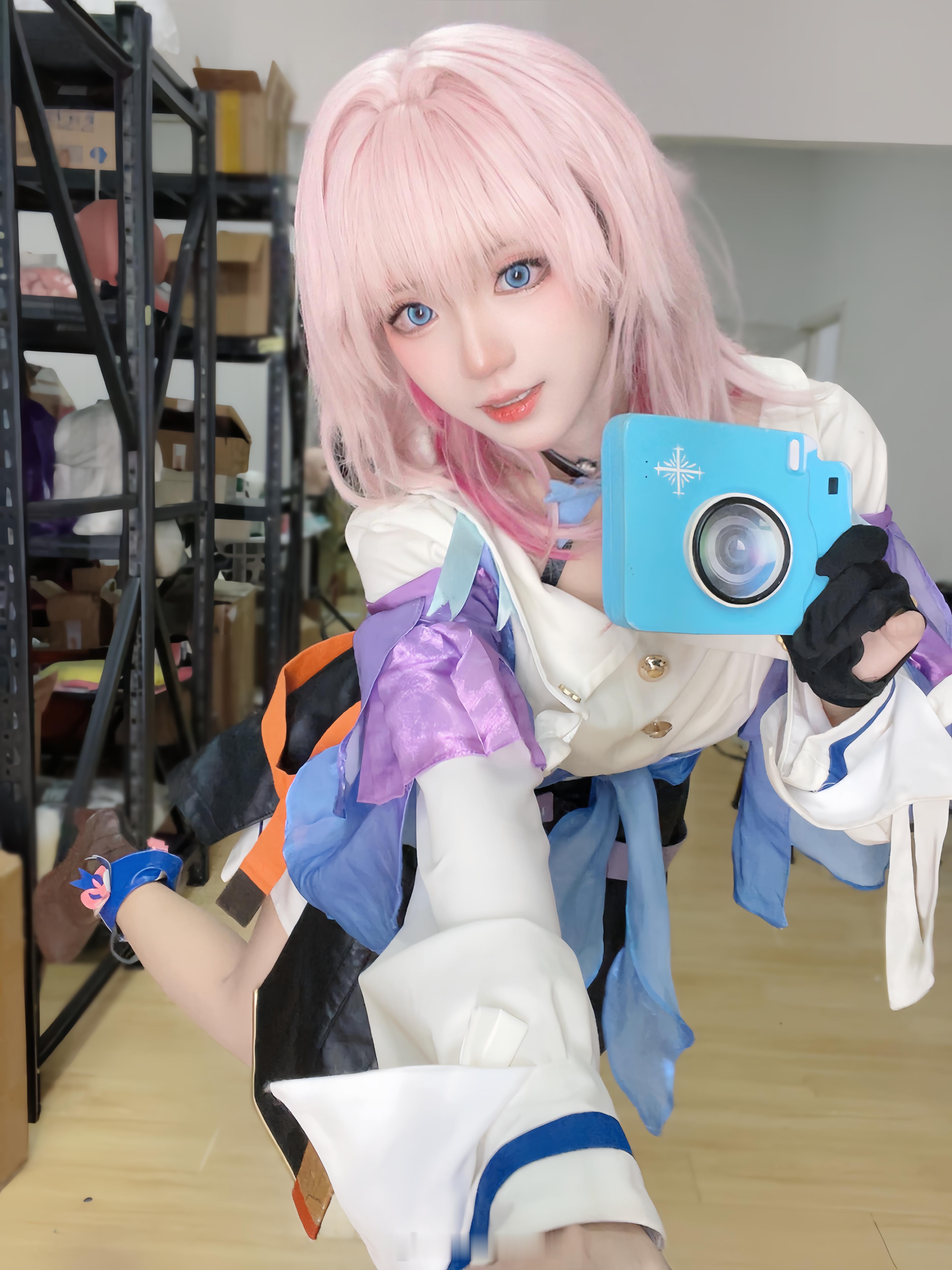 #崩坏星穹铁道[超话]#   小三月的自拍也是如此有活力~ ​​​