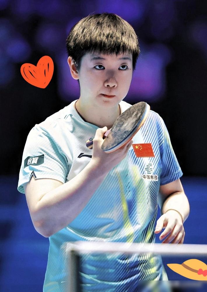 你以为孙颖莎稳如佛？她也崩过。
巴黎奥运女单输球当晚，她跟教练绕场馆走了三圈，