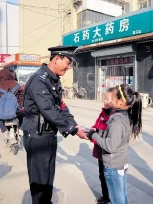 “这个辅警火上人民日报！”安徽合肥，一男孩趴在地铁站厅的地面写作业，一名辅警看到