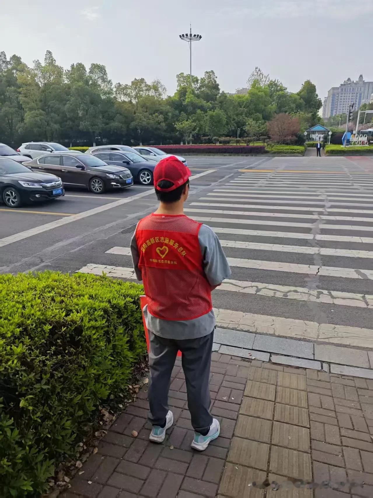 文明交通，志愿同行
 
         4月3日，益阳市东部新区志愿者协会继续