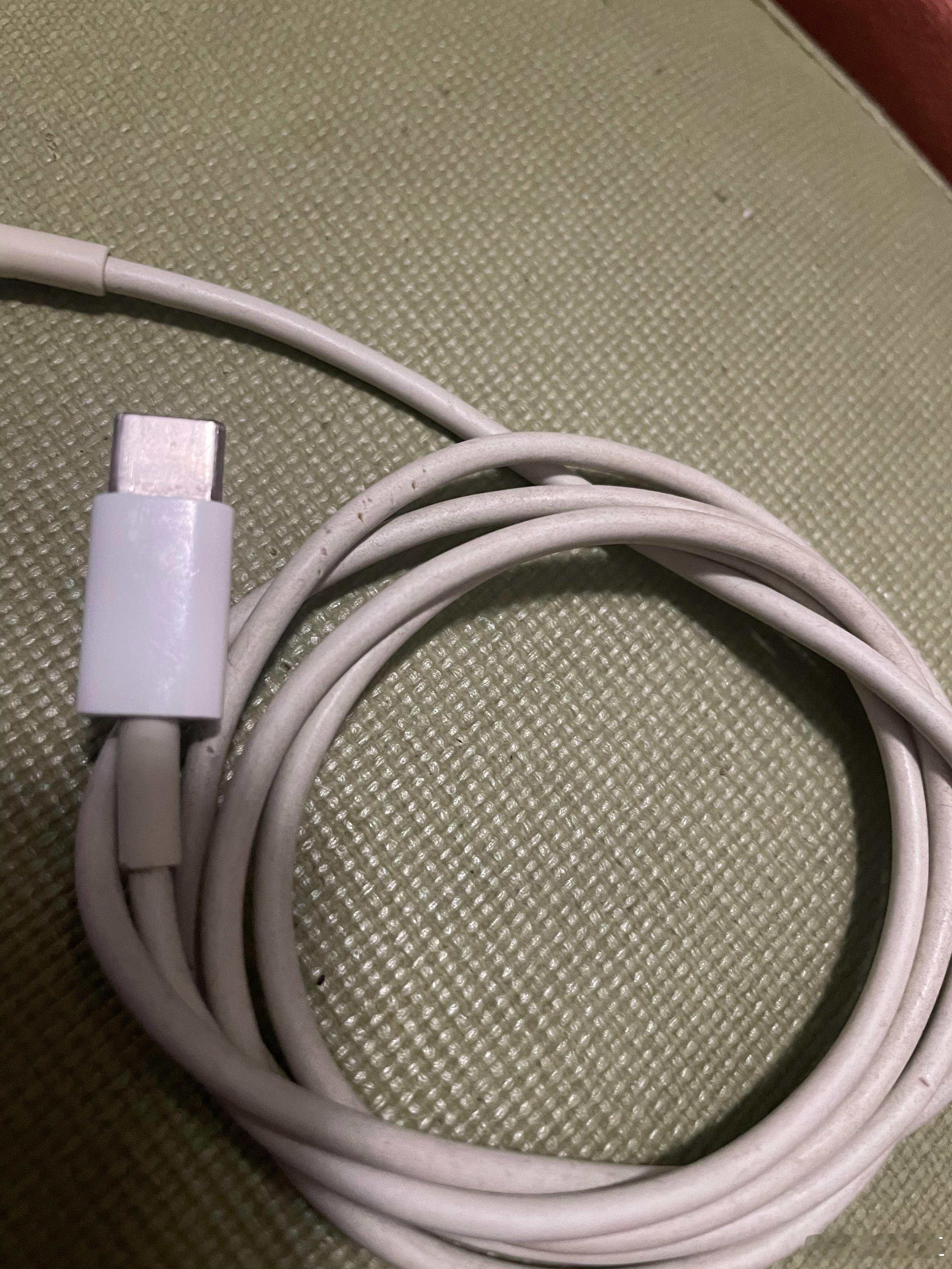 我这充电线上面还留有之前猫咪给我咬的小眼，看到这些眼就想起了我的小猫咪，可惜了