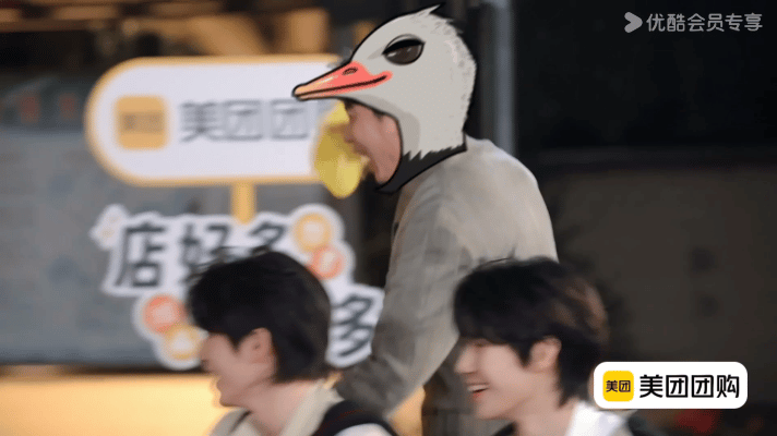 时代少年团禁止虐待四旬老人艾伦丢手绢被时代少年团玩成无限流，跑两圈就累成表情包，