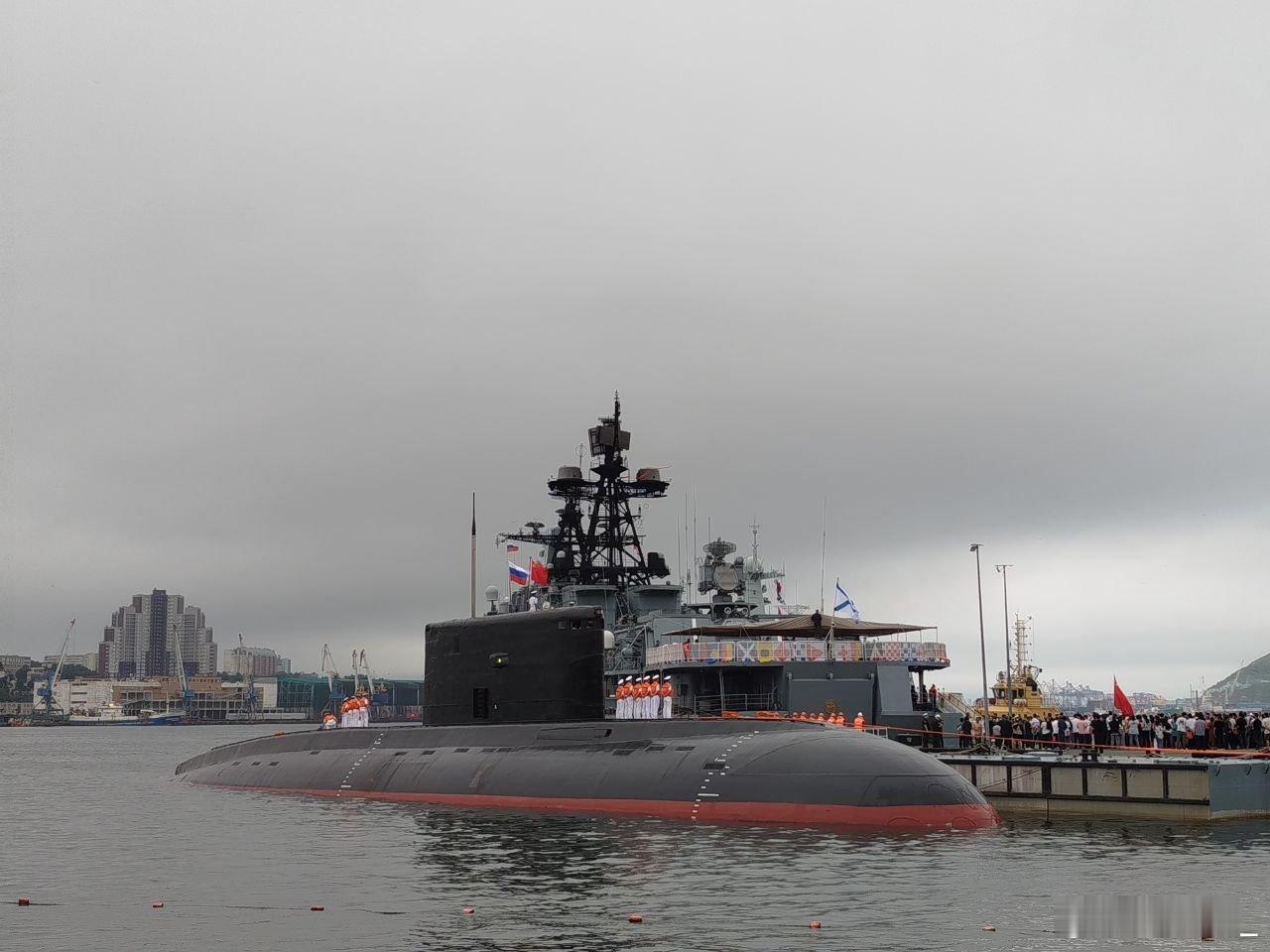 中国海军一艘基洛级潜艇抵达俄远东某军港。应该是东海的636M。中俄海军联演 ​​