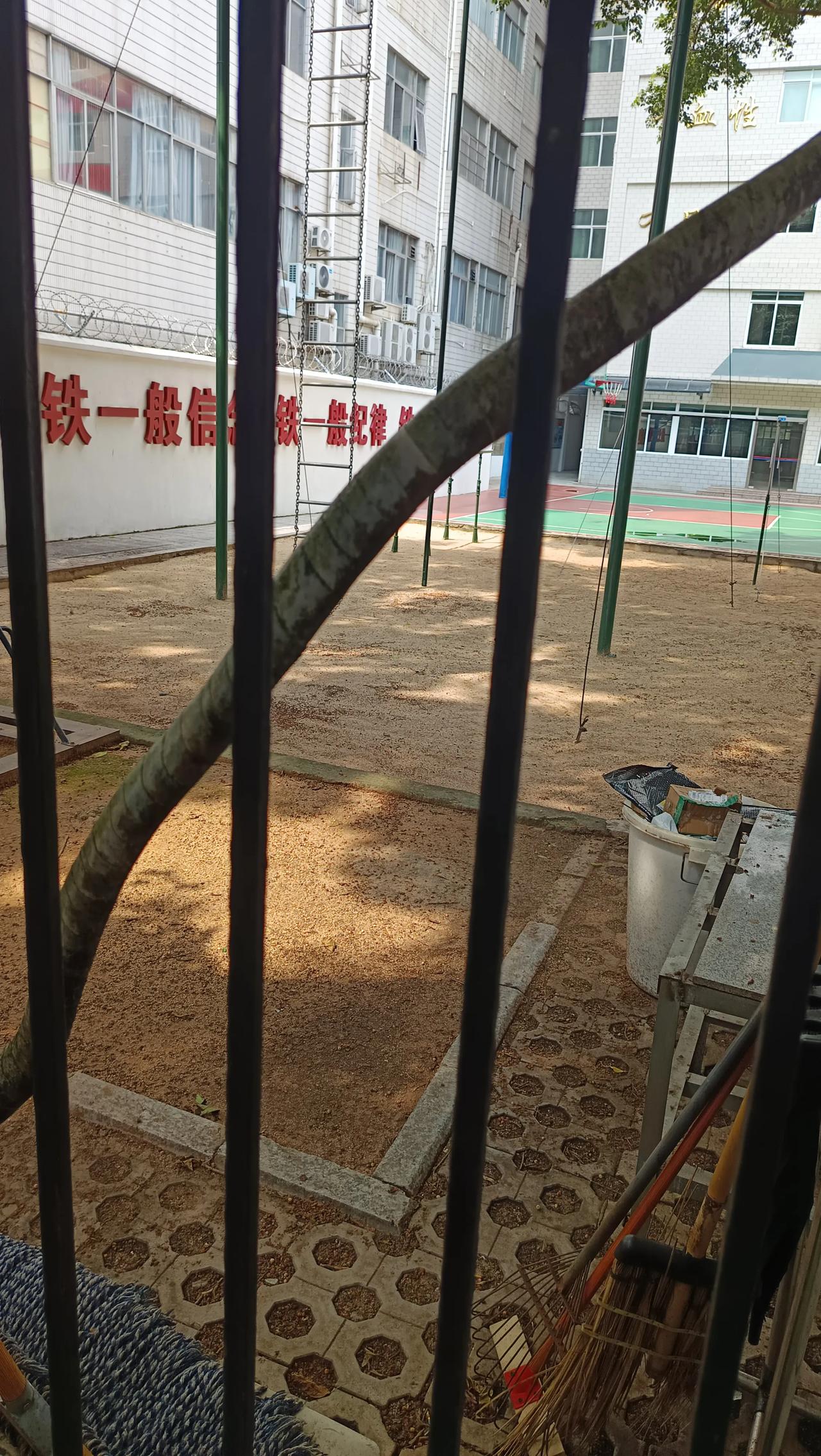 罗湖闹市区有一个军营，大门紧闭，没什么人，可能搬走了，，，
特别喜欢部队的环境，