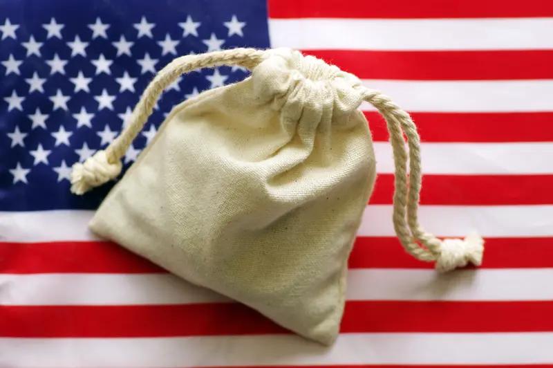 【美国银行策略师哈特内特表示，美国贸易政策正在创造一个新世界秩序，投资者正从美元