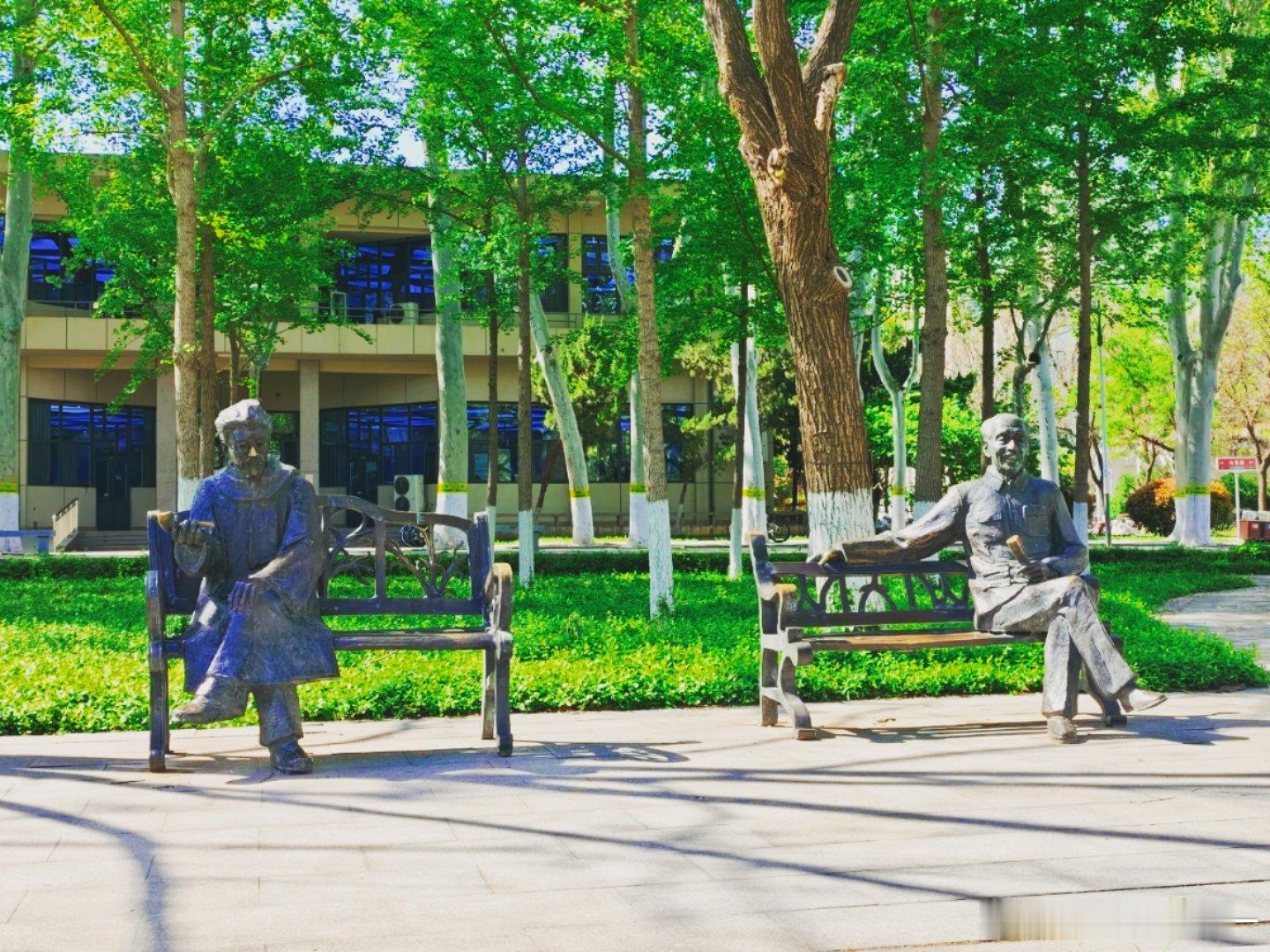 坐在大师身边，读一本小书。 济南·山东大学中心校区