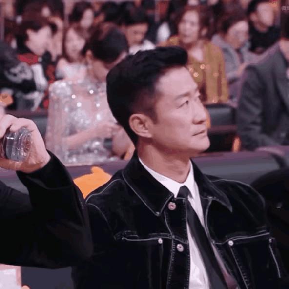 吴京是一个非常讲究体面的人，通过他做出来的这个动作，充分体现了他对别人的尊敬，因