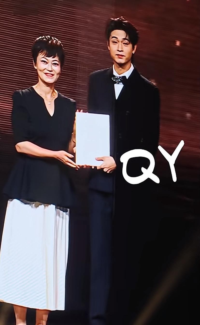 近日，德云社相声演员秦霄贤凭借《话剧《德龄与慈禧》荣获微博马来西亚年度喜剧突破男