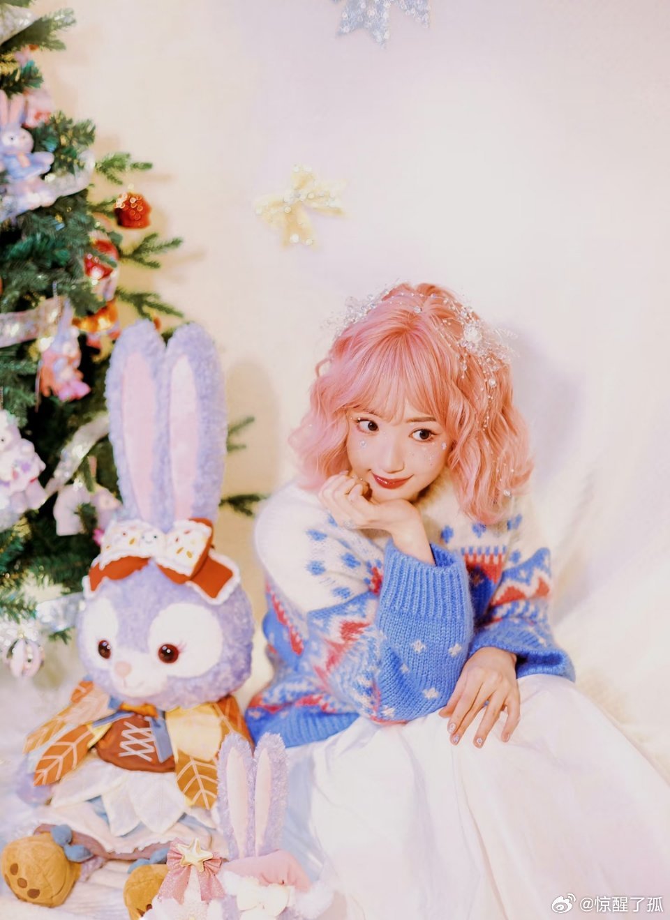 毛晓彤完全是洋娃娃 精致五官配上灵动短发，眉眼娇俏又甜美，仿佛从童话里走出来的真