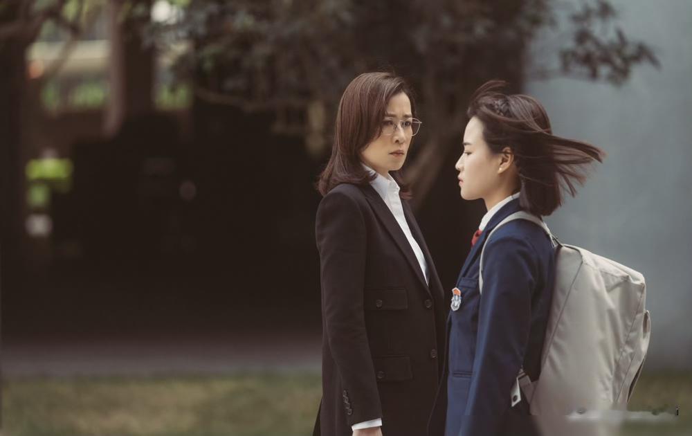 佘诗曼拼命带，22岁的新人却被全网骂惨了，说她装嫩、声音夹、只会皱眉瞪眼喊mam