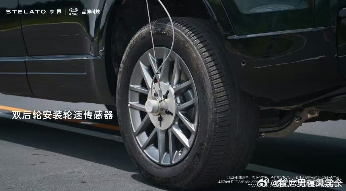 建议开车一定要远离马路牙子 以前走工地坑洼路最怕单轮悬空丢动力，还得麻烦路人帮忙