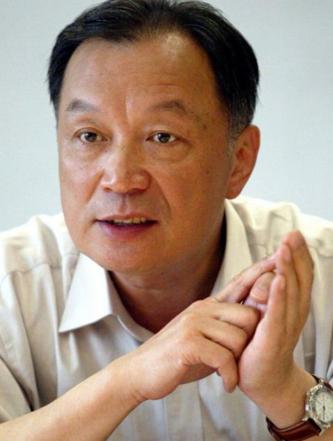 温铁军在一次公开演讲中抛出一句反问：数千万先烈用鲜血换来的江山，几代人省吃俭用攒