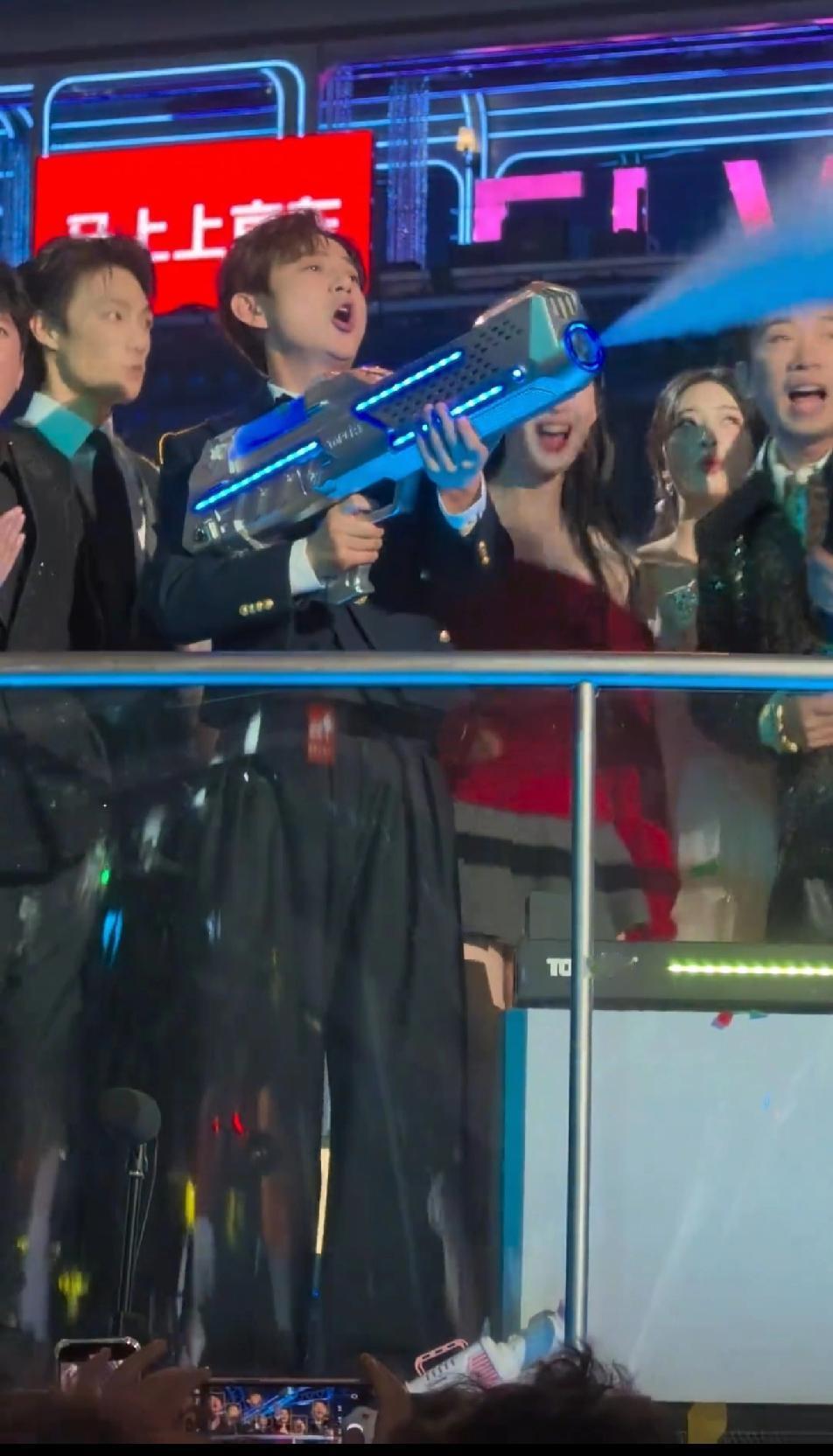 同一把喷烟枪在何炅手里像喷烟炮，在张凌赫手里则秒变袖珍玩具枪，何老师1.72的身