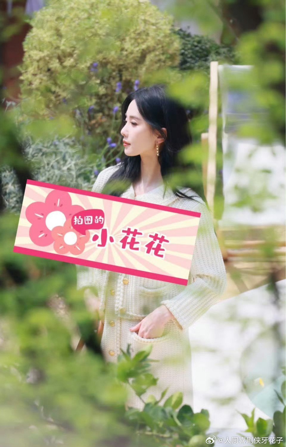 刘诗诗Celine活动路透刘诗诗Celine活动路透，一袭白色针织连衣裙超美的[