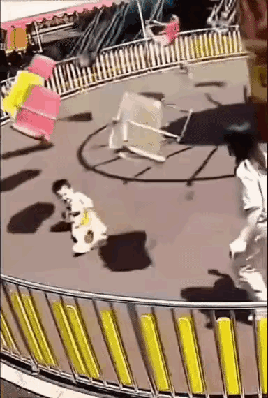 小姐姐也很怕，
她还有另外一个身份。
“妈妈”