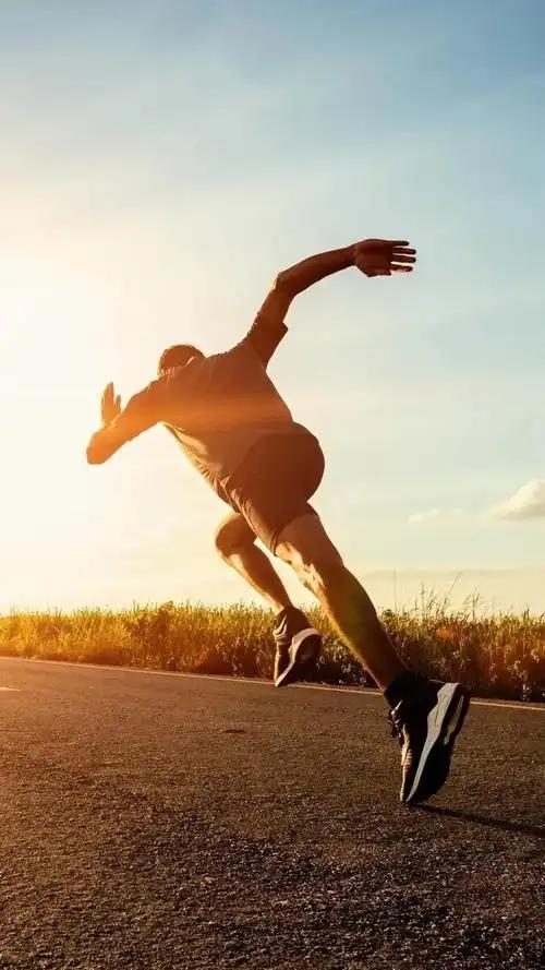 “跑步延长寿命？错了，过度跑步正在‘杀死’中年人！”
这话听起来刺耳，但看完今天