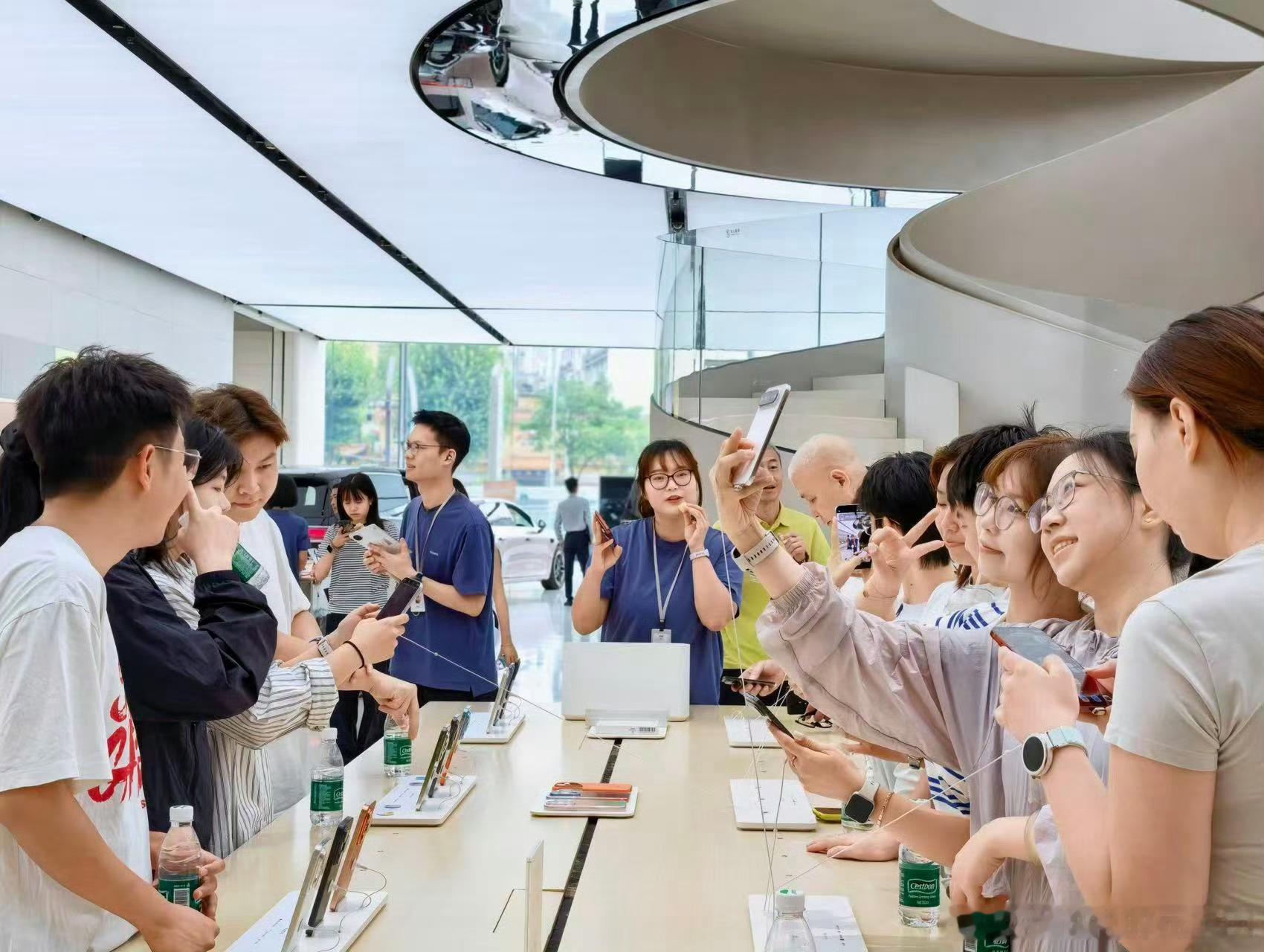 华为阔直板首日销量破18万9月9日华为Pura X View正式开启首销，这款全