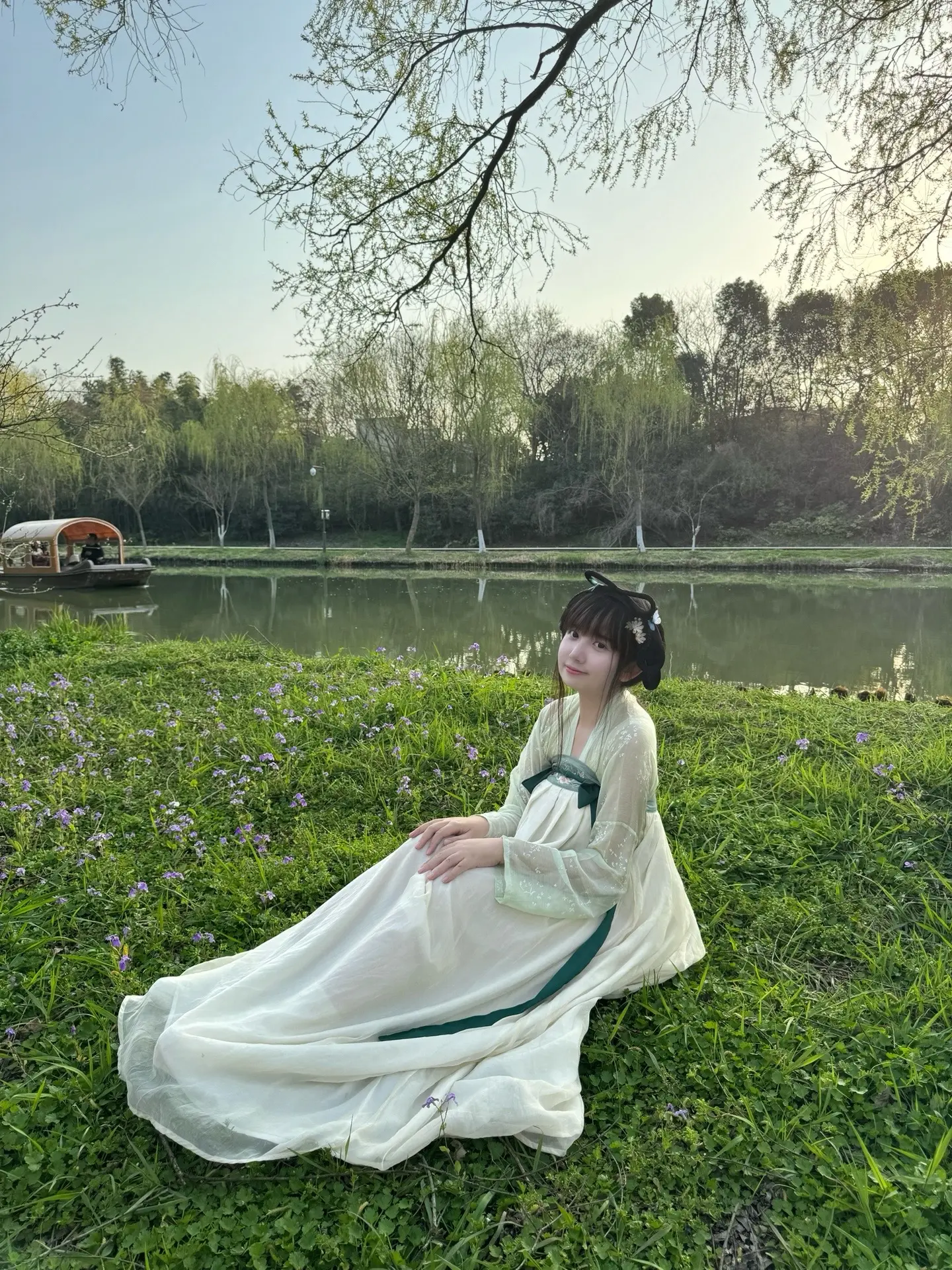 花中游，花中笑。