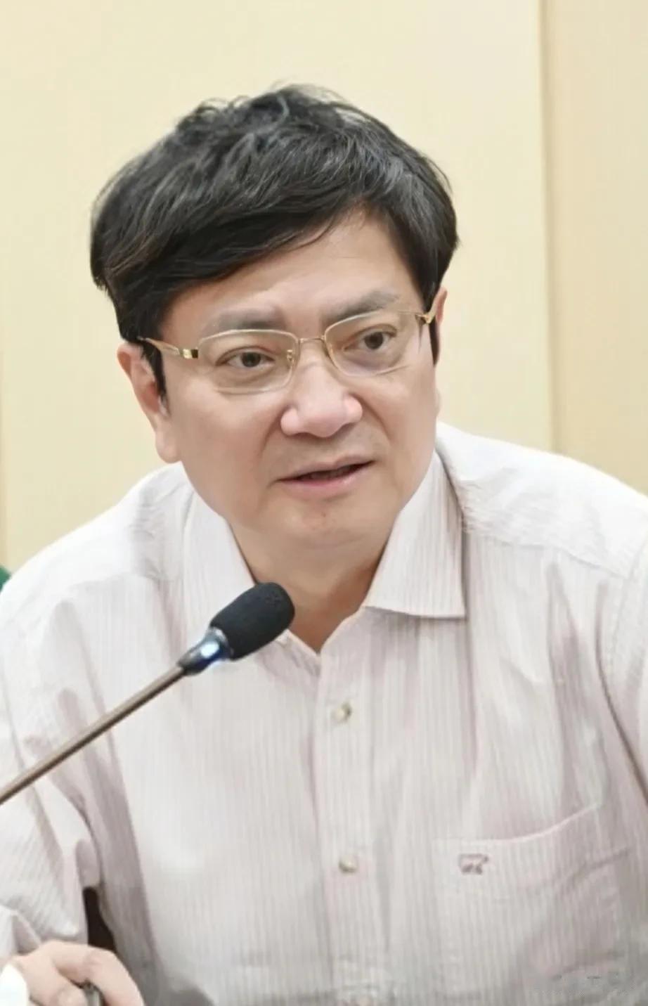 一次座谈会上，郑强直抒胸襟，谈到了年轻人比较关注的话题，他说:过年不让放鞭炮，丢